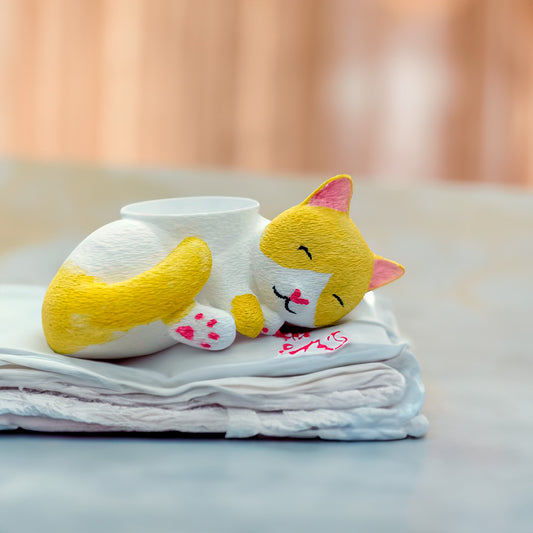 Maceta de Gatito Amarillo con Blanco Durmiendo